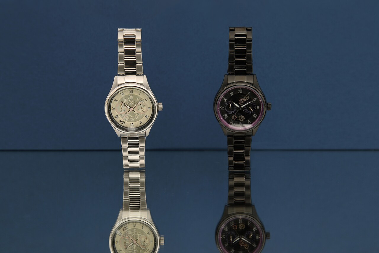 「アルティメットまどか モデル 腕時計」と「悪魔ほむら モデル 腕時計」。