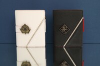 「アルティメットまどか モデル 二つ折り財布」と「悪魔ほむら モデル 二つ折り財布」。