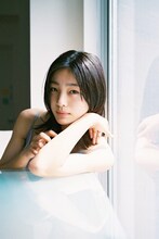 なお役を演じる芋生悠。