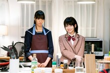 あやり役の大友花恋と、サチ役の山田杏奈。(c)「新米姉妹のふたりごはん」製作委員会