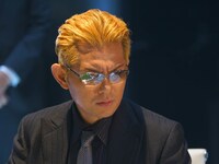 的場浩司扮する原田克美。