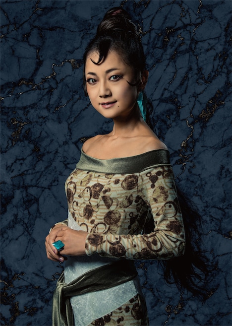 遠山景織子扮するメルセデス・ド・モルセール。