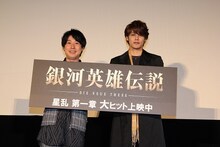 左から鈴村健一、宮野真守。