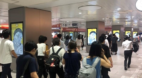 小田急線の新宿駅にて。「芸能人バキ化プロジェクト」のムービー上映の様子。