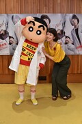 左から野原しんのすけ、沢口靖子。