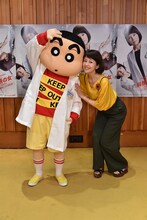 左から野原しんのすけ、沢口靖子。
