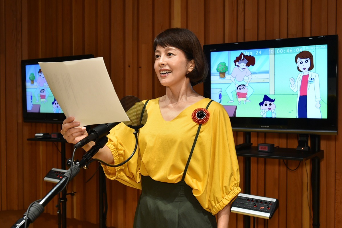 アフレコに挑戦する沢口靖子。