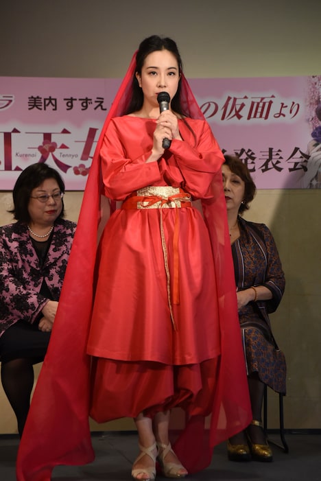 阿古夜×紅天女役の小林沙羅。