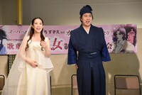 阿古夜×紅天女役の笠松はる、仏師・一真役の海道弘昭。