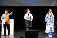 左から司会の向清太朗（天津）、キリト役の松岡禎丞、アスナ役の戸松遥。