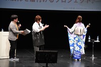 一回転して着物を見せる戸松遥（右）。