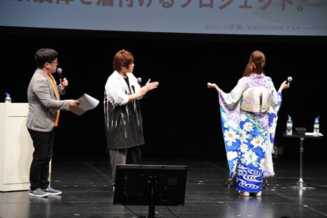 一回転して着物を見せる戸松遥（右）。