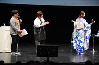 一回転して着物を見せる戸松遥（右）。