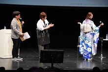 一回転して着物を見せる戸松遥（右）。