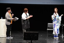 一回転して着物を見せる戸松遥（右）。