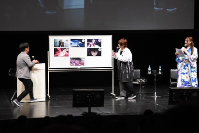 左から、「SAO百人一首対決」に挑む司会の向清太朗（天津）、キリト役の松岡禎丞、読み札を読むアスナ役の戸松遥。