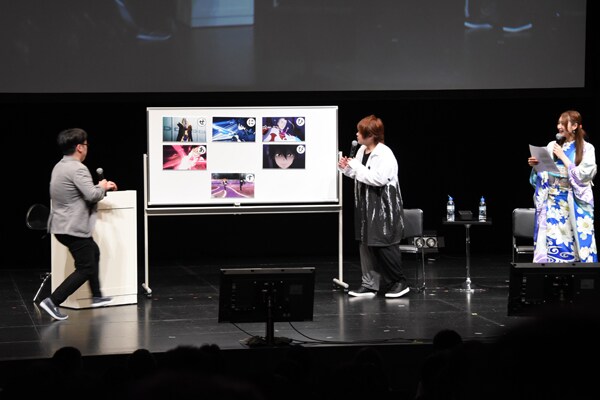 左から、「SAO百人一首対決」に挑む司会の向清太朗（天津）、キリト役の松岡禎丞、読み札を読むアスナ役の戸松遥。