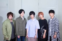 キャスト集合写真。左から松岡禎丞、内山昂輝、斉藤壮馬、富園力也、梅原裕一郎。