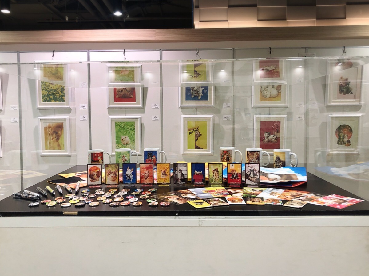 「村松誠 犬猫イラスト展」の様子。