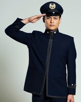 伊阪達也扮する西脇鷹史。