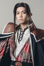 山田ジェームス武扮するキョウガ。