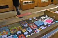 「なかよし創刊65周年記念原画展」の様子。