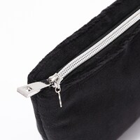 八乙女楽モデルのポーチ。