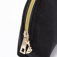 和泉一織モデルのポーチ。