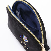 和泉一織モデルのポーチ。