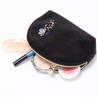 和泉一織モデルのポーチ。