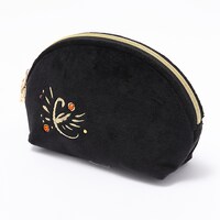 和泉三月モデルのポーチ。