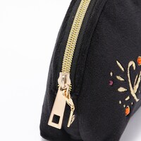 和泉三月モデルのポーチ。