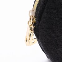 和泉三月モデルのポーチ。