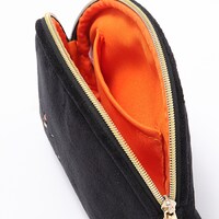 和泉三月モデルのポーチ。