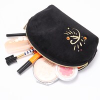 和泉三月モデルのポーチ。