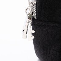 百モデルのポーチ。