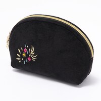 六弥ナギモデルのポーチ。