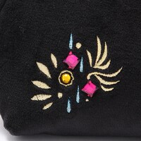 六弥ナギモデルのポーチ。