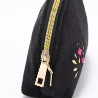 六弥ナギモデルのポーチ。