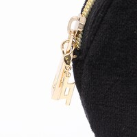 六弥ナギモデルのポーチ。