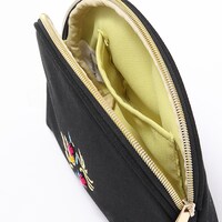 六弥ナギモデルのポーチ。