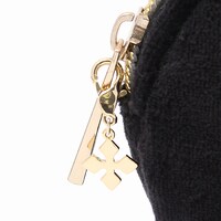 七瀬陸モデルのポーチ。