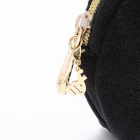 逢坂壮五モデルのポーチ。