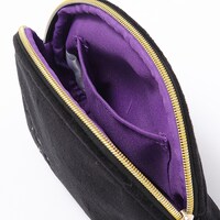 逢坂壮五モデルのポーチ。