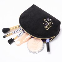 逢坂壮五モデルのポーチ。