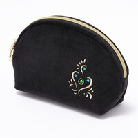 二階堂大和モデルのポーチ。