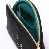 二階堂大和モデルのポーチ。