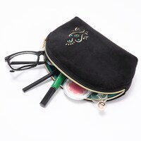 二階堂大和モデルのポーチ。