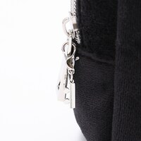 千モデルのポーチ。