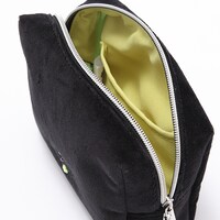 千モデルのポーチ。